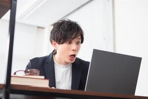 Image of a businessman operating a personal computer, व्यापार, आदमी, आश्चर्यचकित हो, JPG