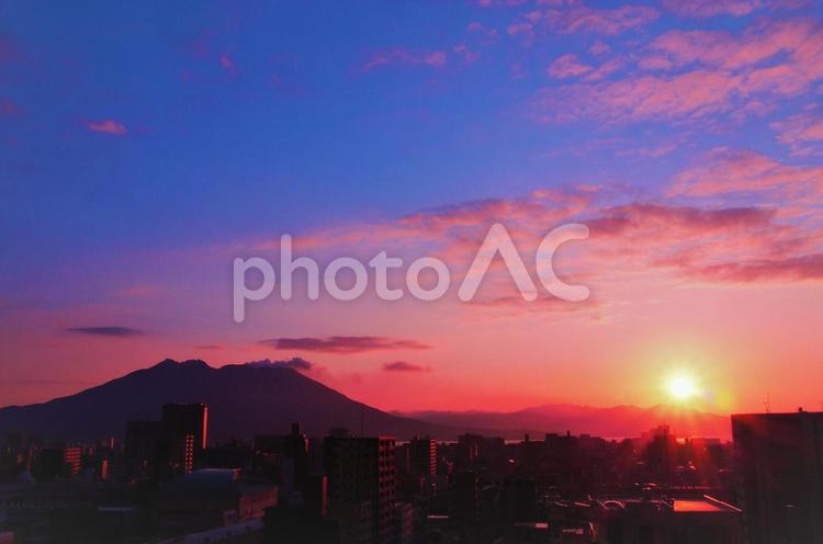 桜島と朝焼けと日の出で年賀状の素材 初日の出,年賀状,桜島の写真素材