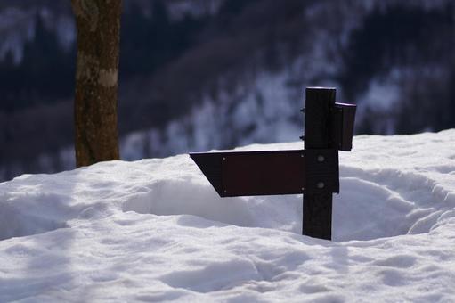 雪に埋もれる標識 雪景色,標識,銀世界の写真素材