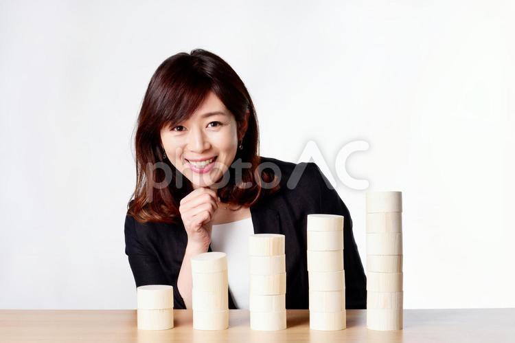 積み木と女性 女性起業家,女性,カメラ目線の写真素材
