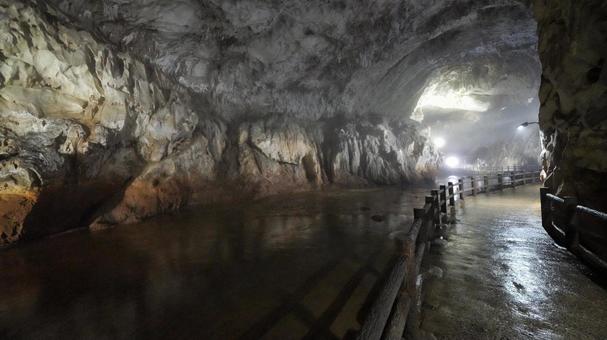 秋芳洞での散策 秋芳洞での散策 秋芳洞,洞窟,山口の写真素材