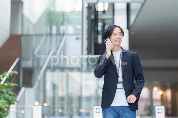 オフィスで仕事をするエンジニア エンジニア,ビジネス,ビジネスマンの写真素材
