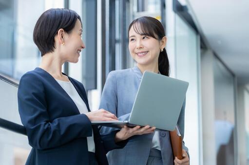 オフィスで仕事をするビジネスウーマン ビジネス,会議,ビジネスウーマンの写真素材