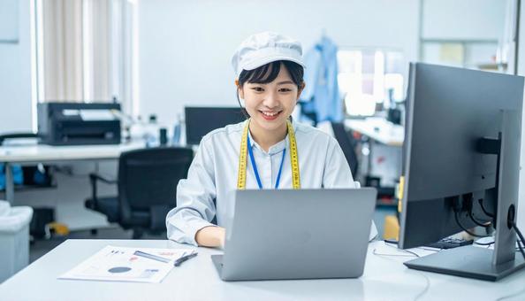 工場の三次元測定機を使う作業服の女性 工場の三次元測定機を使う作業服の女性の写真