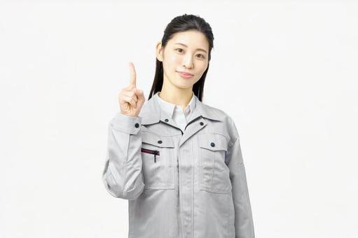 指さしポーズする作業服の女性 指さしポーズする作業服の女性 作業服,女性,作業員の写真素材