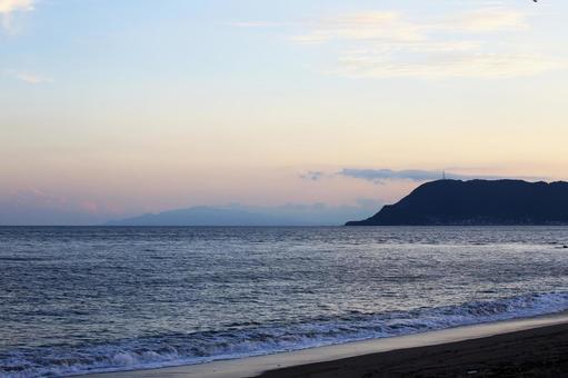函館山にかかる美しいピンク色の夕焼け 函館山にかかる美しいピンク色の夕焼けの写真