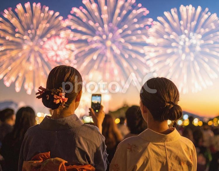 花火大会で花火を見ている浴衣の女性 花火,大会,浴衣の写真素材