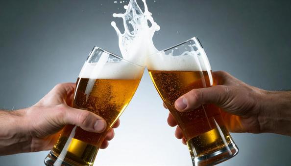 乾杯して泡がこぼれる生ビール 乾杯して泡がこぼれる生ビールの写真