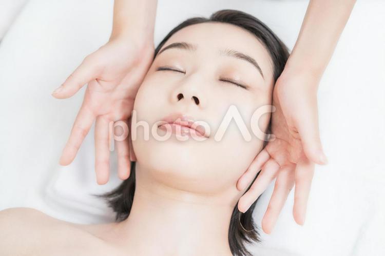 サロンで頭部をマッサージされる若い女性 女性,エステ,サロンの写真素材