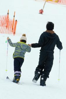 スキーをする父と息子 スキー,冬,山の写真素材