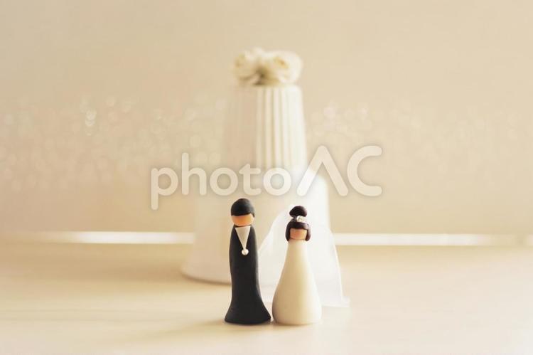 新郎新婦の人形とウェディングケーキのミニチュア 新郎新婦,結婚式,ウェディングの写真素材