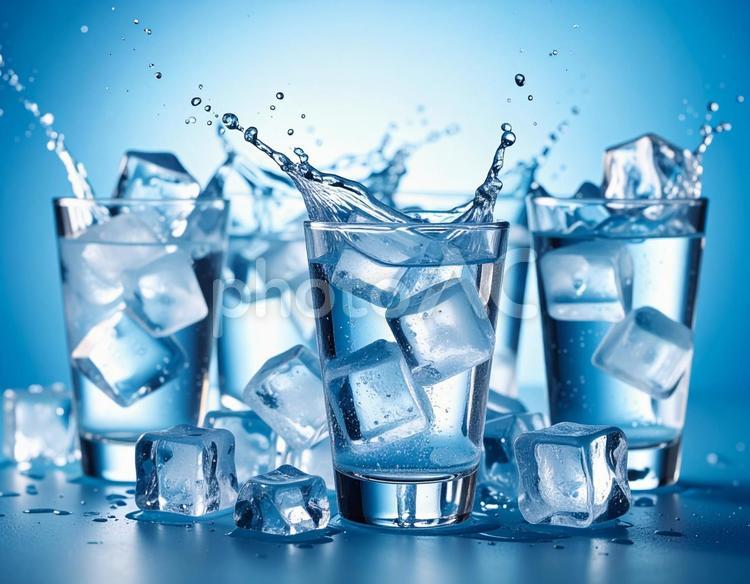 しぶきを上げるコップの氷水 グラス,コップ,氷の写真素材