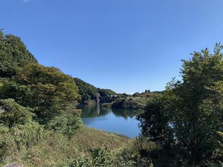 木々の間から見える塩原ダム 木々の間から見える塩原ダム 風景,空,木の写真素材