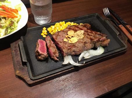 レア肉、約300gのサーロインステーキ サーロイン,ステーキ,牛肉の写真素材