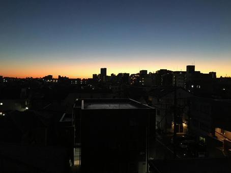 都会の朝焼けの写真