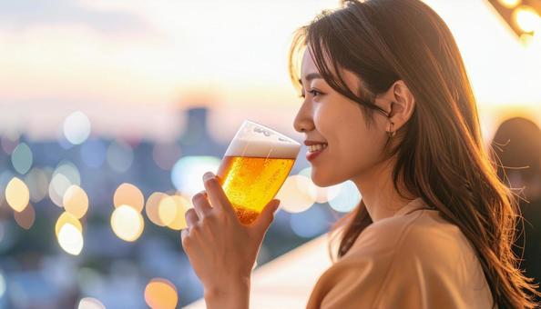 ビールを飲む若くて可愛い女性ポートレート ビールを飲む若くて可愛い女性ポートレートの写真