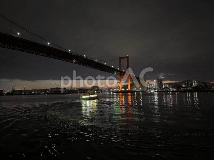 明け方の若戸大橋と北九州の街並み 光,海峡,景色の写真素材