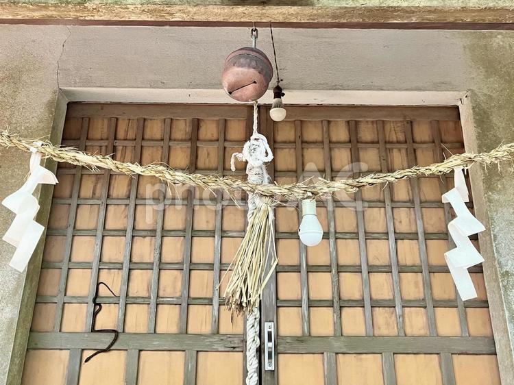 神社参拝/扉/蛇/縁起良し 神社参拝/扉/蛇/縁起良し ヘビ,蛇,黒蛇の写真素材