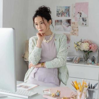 パステル調のスタイリッシュな女性 パステル調のスタイリッシュな女性の写真
