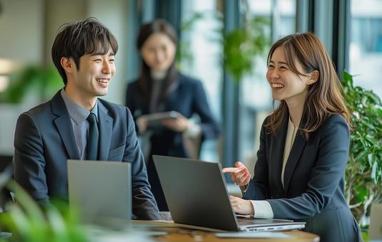 転職アドバイスする会社員 転職アドバイスする会社員の写真