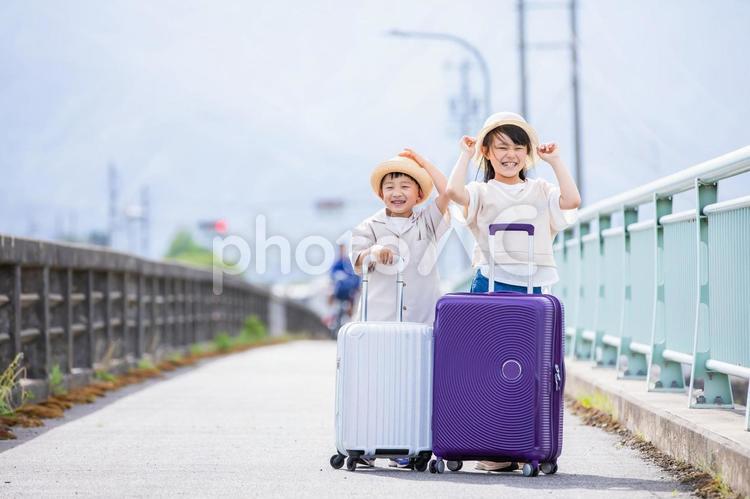 スーツケースをひく男の子　travel スーツケース,キャリーケース,バックの写真素材
