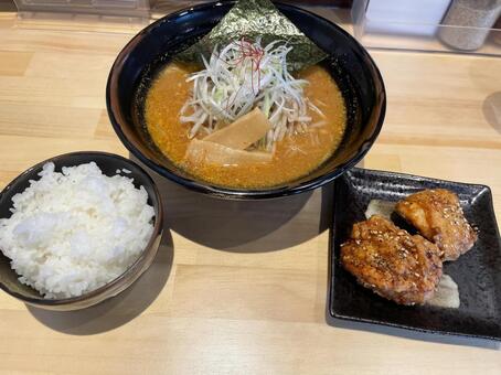 ラーメン定食 ラーメン,豚骨,唐揚げの写真素材