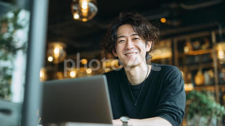 ノマドワーカーの男性4 男性,ノマド,パソコンの写真素材