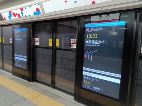 大阪駅 全面ホームドア 大阪駅 全面ホームドア 鉄道,jr,jr西日本の写真素材