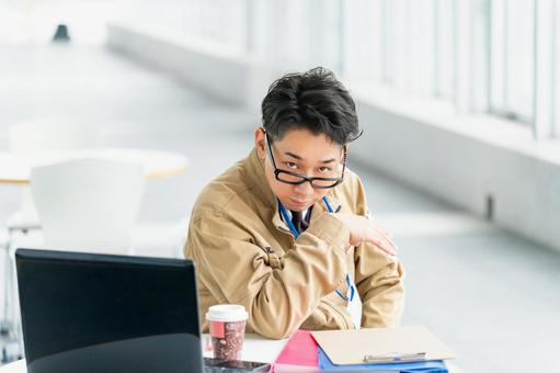 眼鏡越しに睨んでくる作業服の男性 眼鏡越しに睨んでくる作業服の男性 ビジネス,ビジネスマン,作業員の写真素材