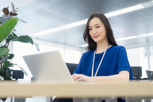オフィスカジュアルの若い女性エンジニア オフィスカジュアルの若い女性エンジニア ビジネス,エンジニア,女性の写真素材