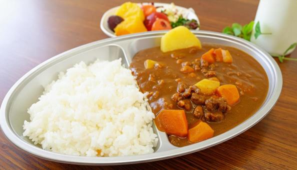 給食スタイルのカレーライス 給食スタイルのカレーライスの写真