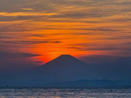 江ノ島から見えた夕方の富士山 江ノ島から見えた夕方の富士山 江の島,夕日,富士山の写真素材