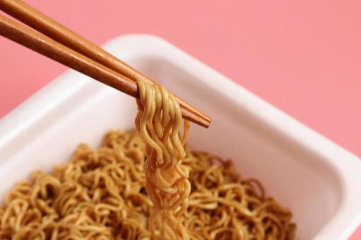 箸で持つインスタント麺 箸で持つインスタント麺 インスタント麺,箸,麺類の写真素材