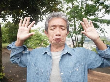 ギブアップするシニア男性 シニア,シニア男性,シニアサラリーマンの写真素材