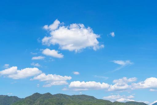 青空と雲と緑の山 青空と雲と緑の山の写真