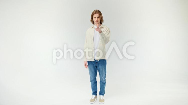 カメラ目線で指差す外国人男性 男性,指差し,ジェスチャーの写真素材