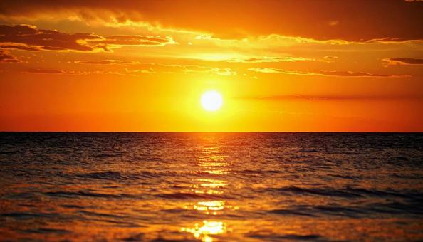 水平線と太陽　日の出　日の入りの写真