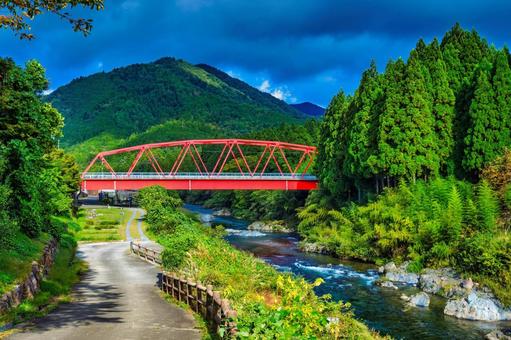 京都美山の自然豊かな山中の美しい川と橋 京都,美山,橋の写真素材
