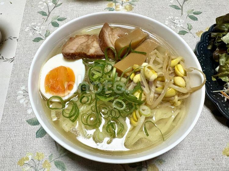 おうちで塩ラーメン おうちごはん,塩ラーメン,もやしの写真素材