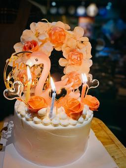 フラミンゴとバラで飾った誕生日ケーキ フラミンゴとバラで飾った誕生日ケーキ 誕生日ケーキ,バースデー,フラミンゴの写真素材