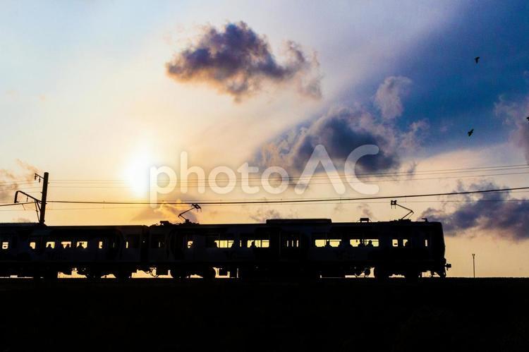 夕焼けと電車 夕焼け,電車,夕暮れの写真素材