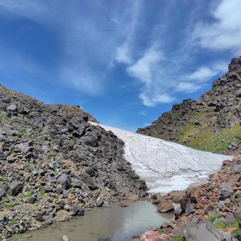 頂上付近に残る雪 頂上付近に残る雪 登山,ハイキング,山の写真素材