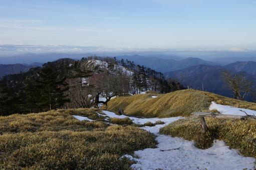 残雪の南アルプス深南部の稜線 残雪の南アルプス深南部の稜線 南アルプス,南アルプス深南部,静岡県の写真素材