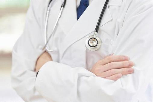 一位男醫生雙臂交叉的手 一位男醫生雙臂交叉的手