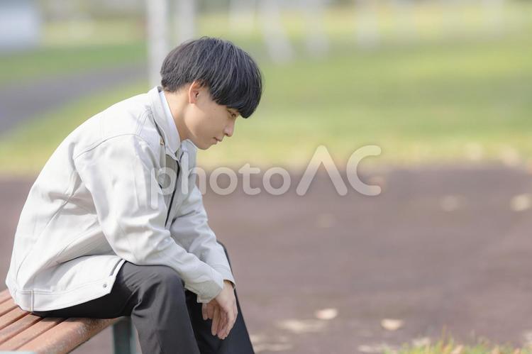 落ち込む作業服男性 落ち込む,男性,作業服の写真素材