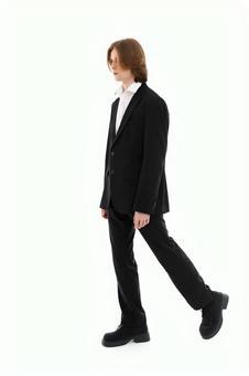 歩いている長髪の外国人男性 歩いている長髪の外国人男性の写真