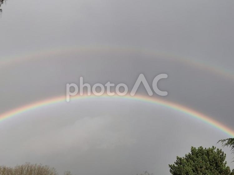 2本の虹 虹,空,雨上がりの写真素材
