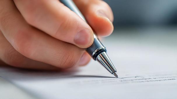 丁寧に文字を綴る手元:集中する筆記の瞬間 丁寧に文字を綴る手元:集中する筆記の瞬間の写真