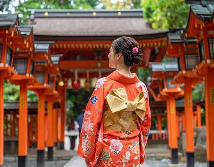 女性が神社を参拝する 女性が神社を参拝するの写真
