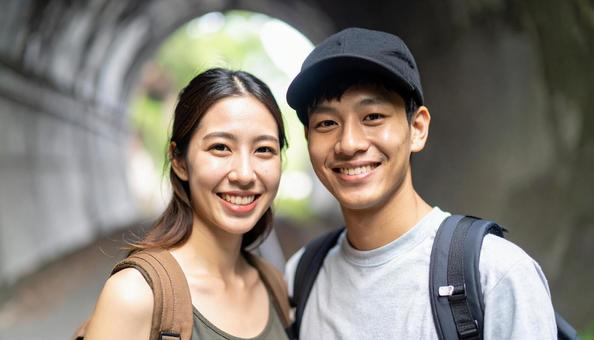 旅行先で記念撮影するカップル 旅行先で記念撮影するカップルの写真